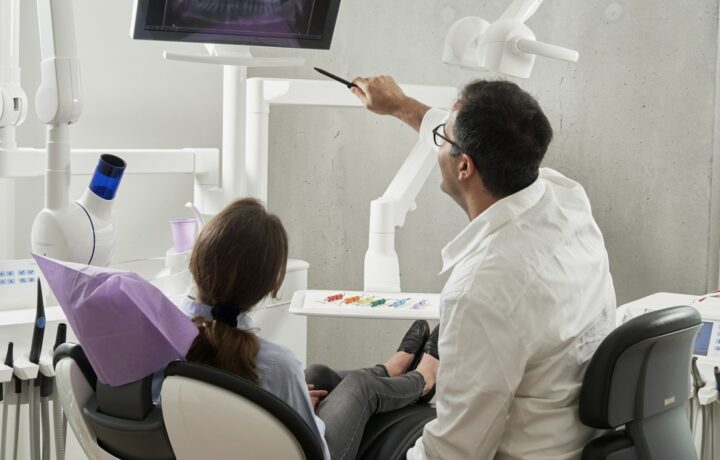 Dentiste montrant une radiographie à une patiente lors d'un check dentaire de rentrée à Athis-Mons