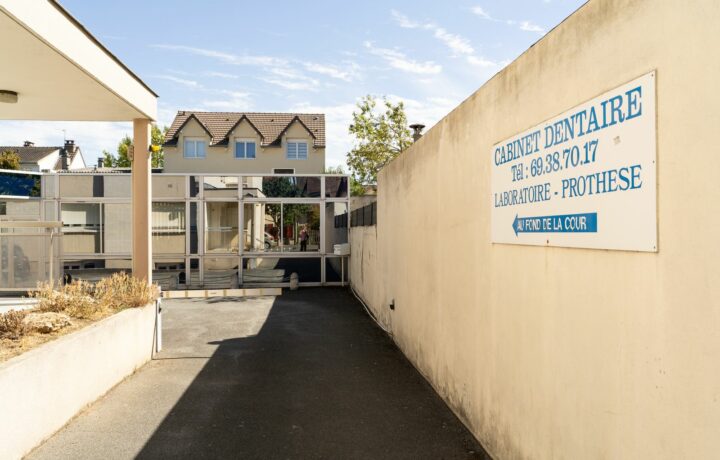 Entrée du cabinet dentaire du Dr Abensour, 15 avenue Maryse Bastié à Athis-Mons