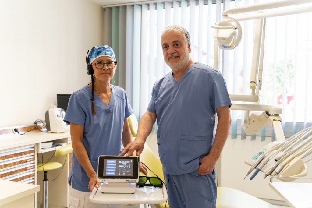Le Dr Gilles Abensour et son assistante dentaire au cabinet d'Athis-Mons
