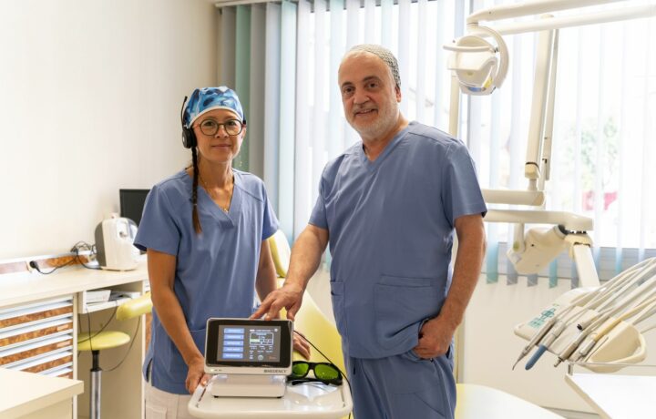 Le Dr Gilles Abensour et son assistante dentaire au cabinet d'Athis-Mons