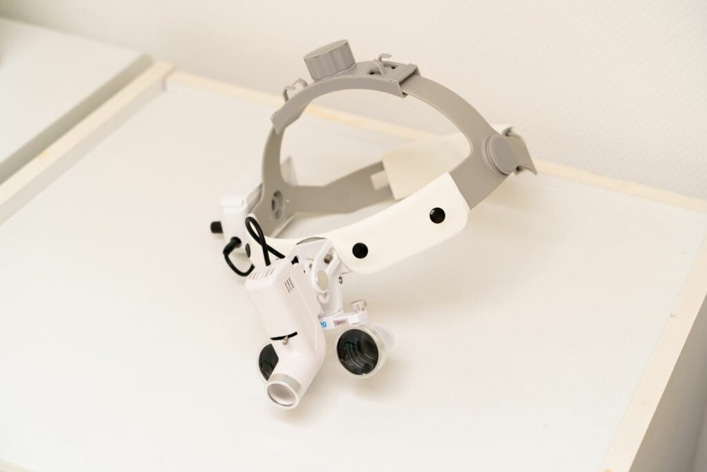 Loupes binoculaires du chirurgien-dentiste pour les soins de précision