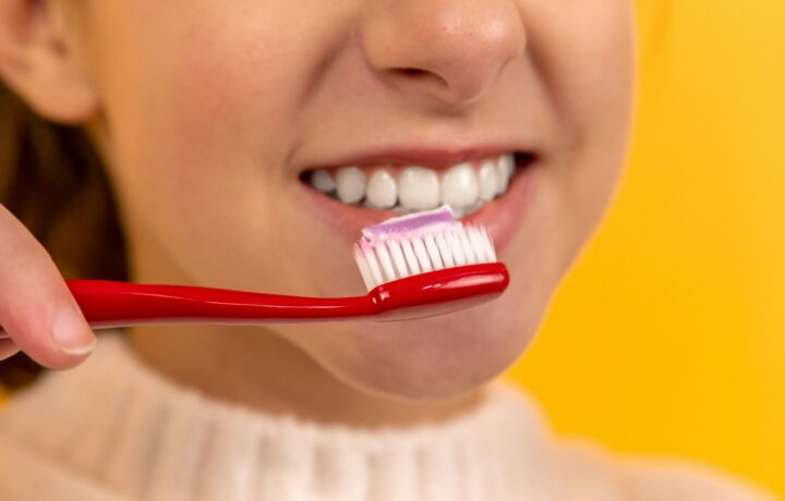 Un bon brossage des dents, la base d'une bouche saine