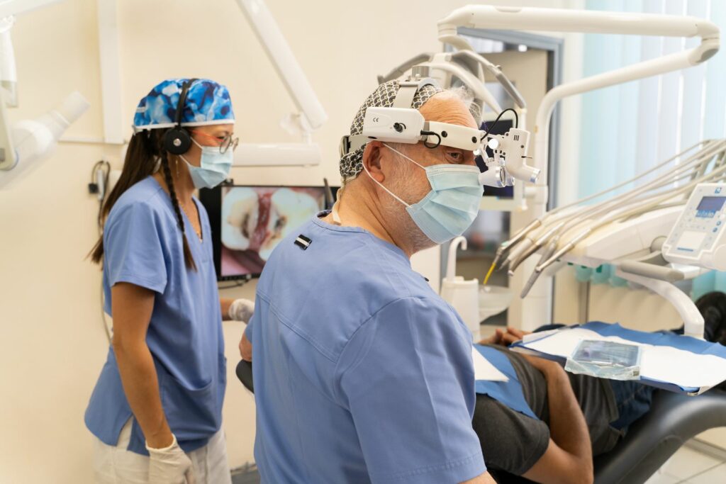 Le Dr Abensour en intervention de chirurgie orale au cabinet d'Athis-Mons