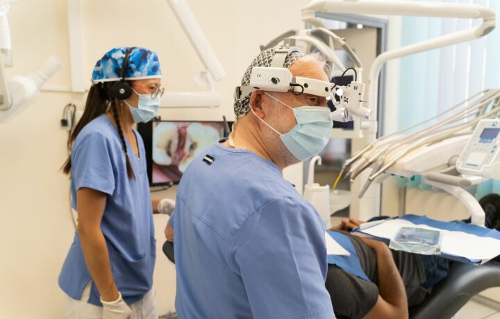 Le Dr Abensour en intervention de chirurgie orale au cabinet d'Athis-Mons