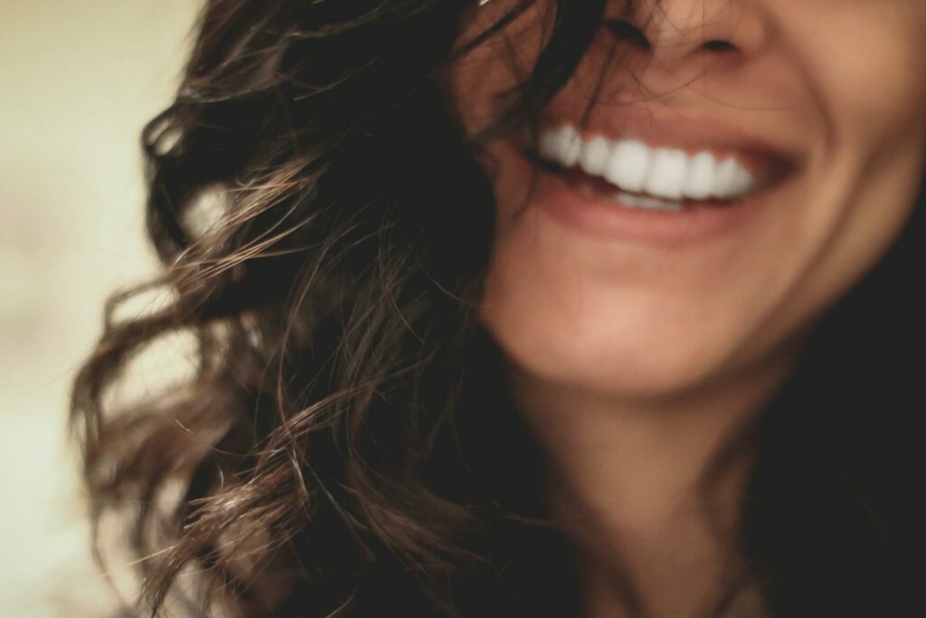 Sourire éclatant après un traitement esthétique par facettes dentaires